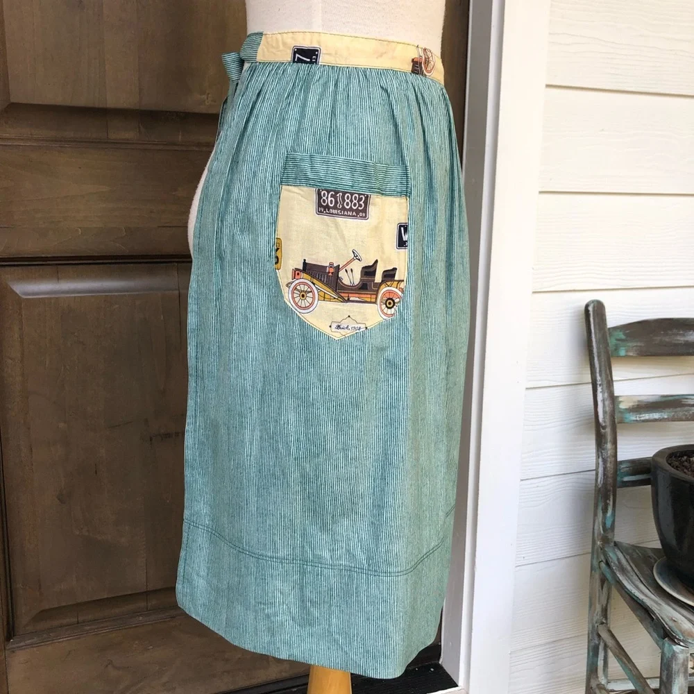Vintage Green Apron with Pocket Detail